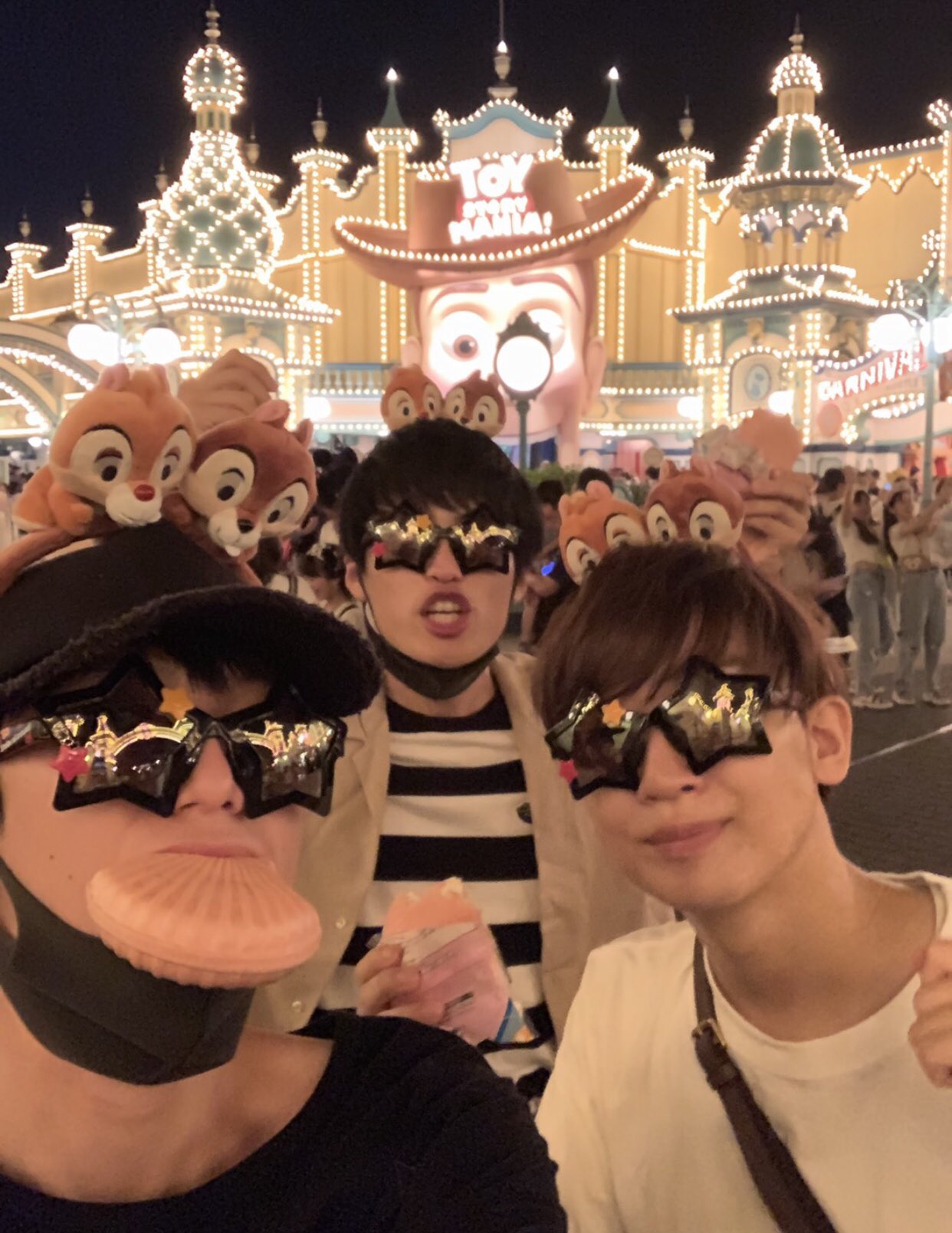 レインボー 池田直人 佐香智久くんと本郷奏多くんとディズニーシー行ってきたよ 男3人お揃いにしてとにかくはしゃいだ ハイライトはタワーオブテラーに 3人の探偵が送り込まれて事件を解決するってコントを永遠やってたこと T Co Ajphsdpeji