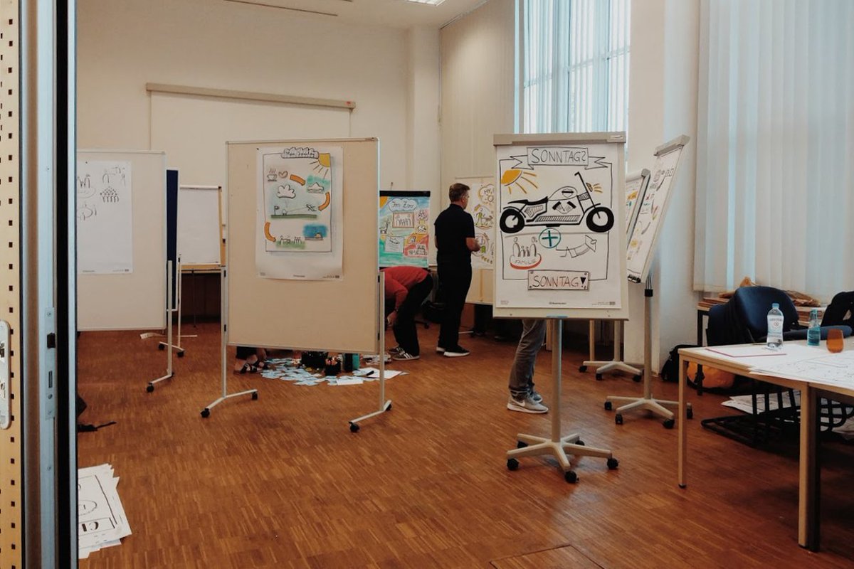 DevoteamGER's tweet photo. Gestern fand bei uns ein interessantes #Teamtraining zum Thema #Visualisierung statt! Wir konnten nützliche Erkenntnisse für verschiedenste Bereiche - z.B #Coaching, #Projektmanagement oder #IT - sammeln! 🖍️💭
#TechforPeople #DigitalTalentmakers https://t.co/TAgwFXPova
