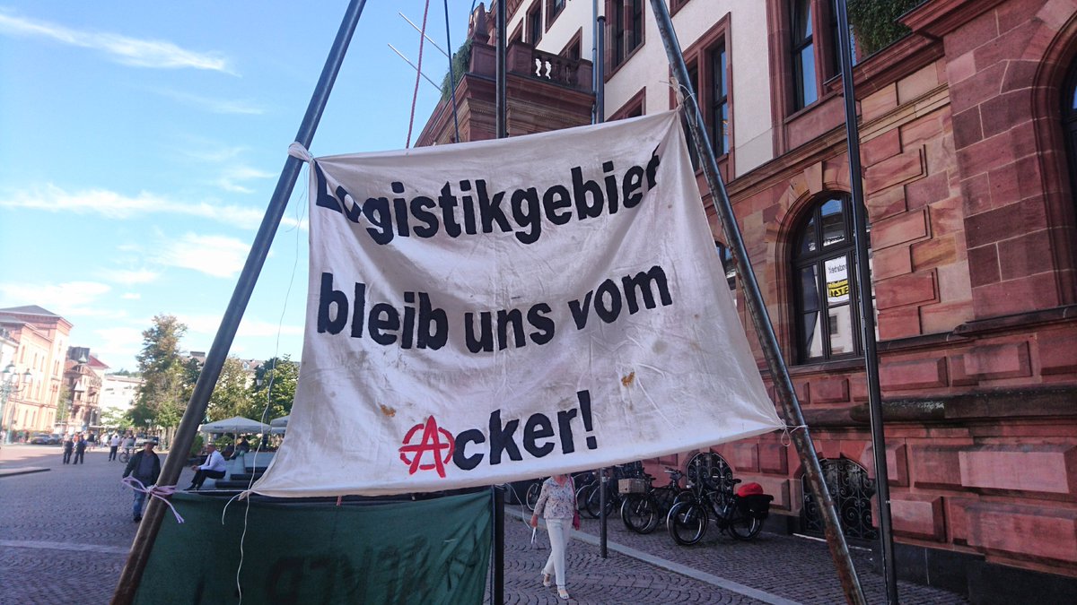 BREAKING NEWS #AckerBleibt vs. #Logistikgebiet: Eine unabhängige #KlimaAktion|sGruppe hat soeben den Platz vorm hessischen #Landtag mit Tripods besetzt!!! Außerdem wurde direkt am Landtag ein Banner angebracht. ✊🌾🌍
Der #WiderstandWächst - Zeit für eine #Klimarebellion...