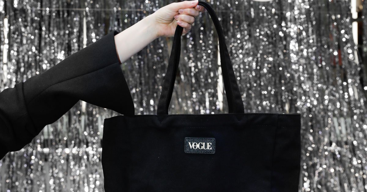 vogueaustralia's tweet photo. Pick up your gift-filled @TheDailyEdited tote bag at the #VogueVIP Members’ Lounge in Sydney tomorrow during #VAEFNO. #VFNO #sponsored https://t.co/99yZN1RpYN https://t.co/hb9kRO0D8q