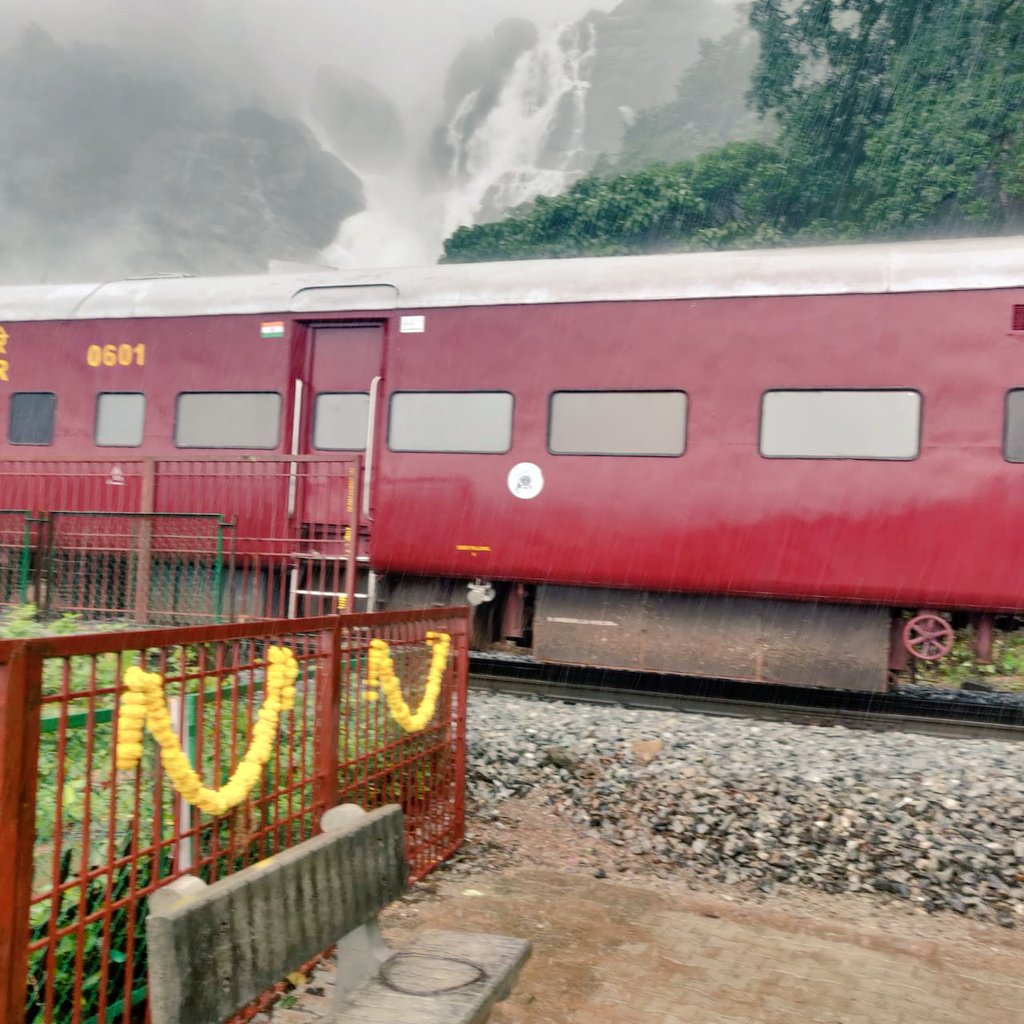 Great news for nature lovers! 

Inaugurated #DudhsagarFalls as a commercial halt station. Trains on the #Madgaon #Belagavi route will now stop at #DudhsagarFalls railway station, a scenic marvel.

@PMOIndia 
@goacm 
@RailMinIndia
@PiyushGoyal