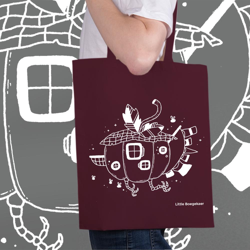Littleboegekaer is using this tote campaign to help fund her travel to France, whilst letting you rock some of their artwork. 

mercht.com/c/littleboegek…