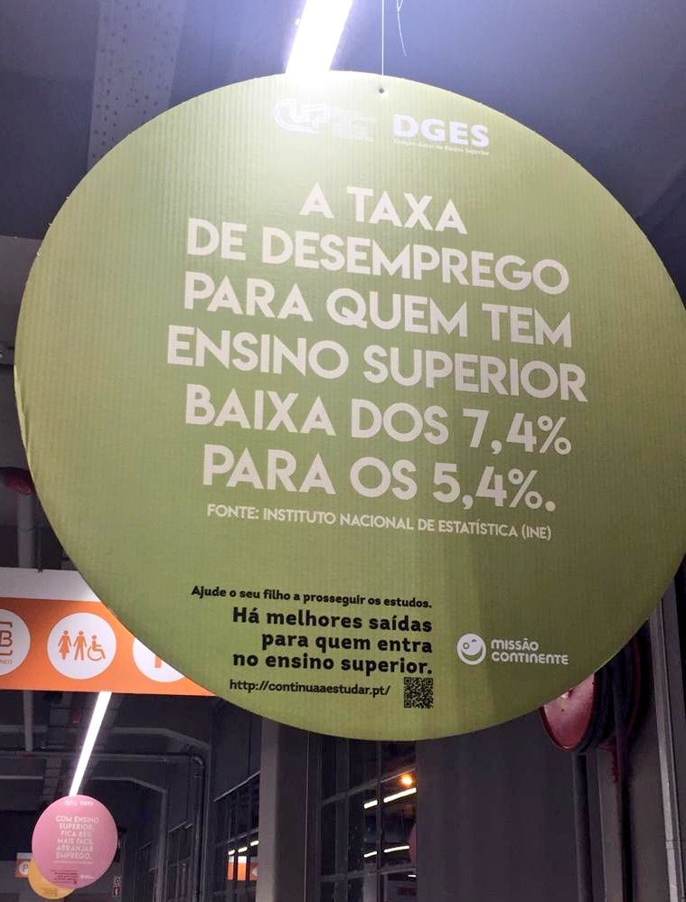 ciencia_pt's tweet photo. "Há melhores saídas para quem entra no ensino superior" é o lema da campanha de sensibilização das famílias e jovens para as vantagens do ingresso no Ensino Superior a decorrer nas lojas @Continente_PT, uma iniciativa conjunta com a @dges_pt e #CCISP https://t.co/GM372PoP9i 👩‍🎓👨‍🎓 https://t.co/Y0aF7Pwgax