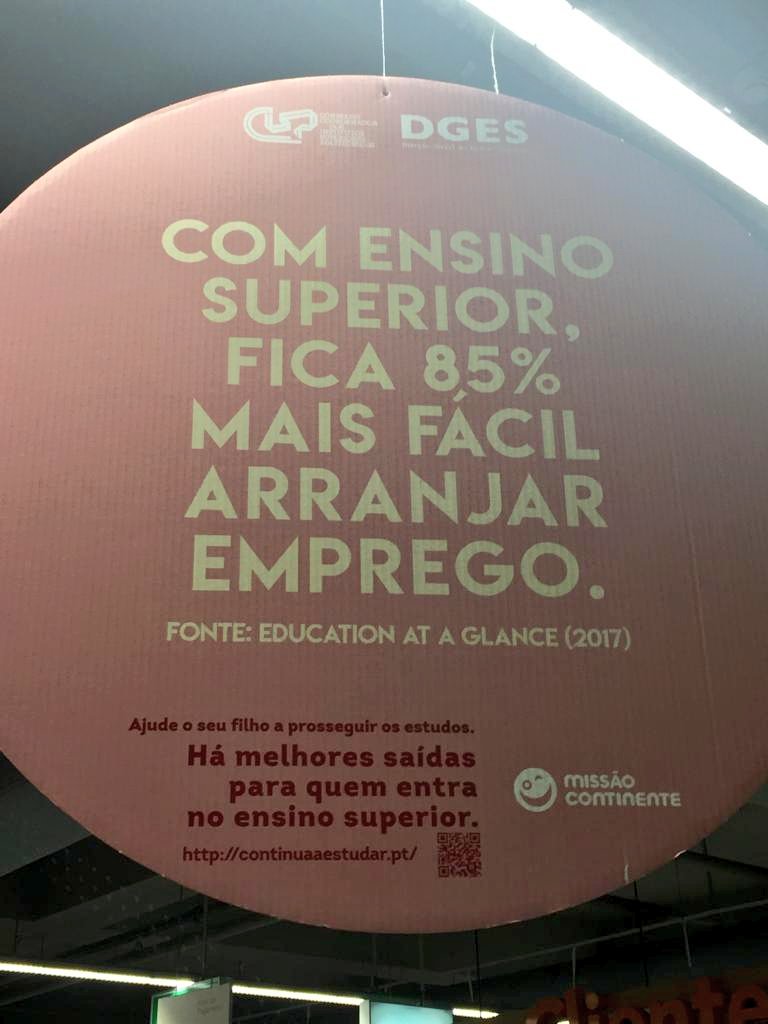 ciencia_pt's tweet photo. "Há melhores saídas para quem entra no ensino superior" é o lema da campanha de sensibilização das famílias e jovens para as vantagens do ingresso no Ensino Superior a decorrer nas lojas @Continente_PT, uma iniciativa conjunta com a @dges_pt e #CCISP https://t.co/GM372PoP9i 👩‍🎓👨‍🎓 https://t.co/Y0aF7Pwgax