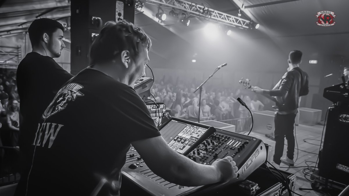 Vangrail's tweet image. Gedeelte van onze crew in actie, Hedzer (rechts) en Max (links) Komend weekend gaan we weer 3 shows aftikken met elkaar. Hoofddorp, Nieuweleusen en Rottevalle 🤘🏻 #crew #vangrail #showtime