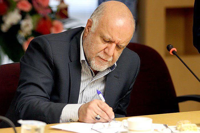 در پی‌ تجلیل رئیس جمهوری از وزارت نفت در جشنواره شهید رجایی
وزیر نفت در پیامی دریافت لوح سپاس جشنواره شهید رجایی را نتیجه‌ کار و مجاهدت کارکنان صنعت نفت دانست و ضمن قدردانی گفت: کارکنان صنعت نفت همه سختی‌ها و کم‌لطفی‌ها را به جان خریدند، اما حاضر به عقب‌نشینی از منافع ملی نشدند
