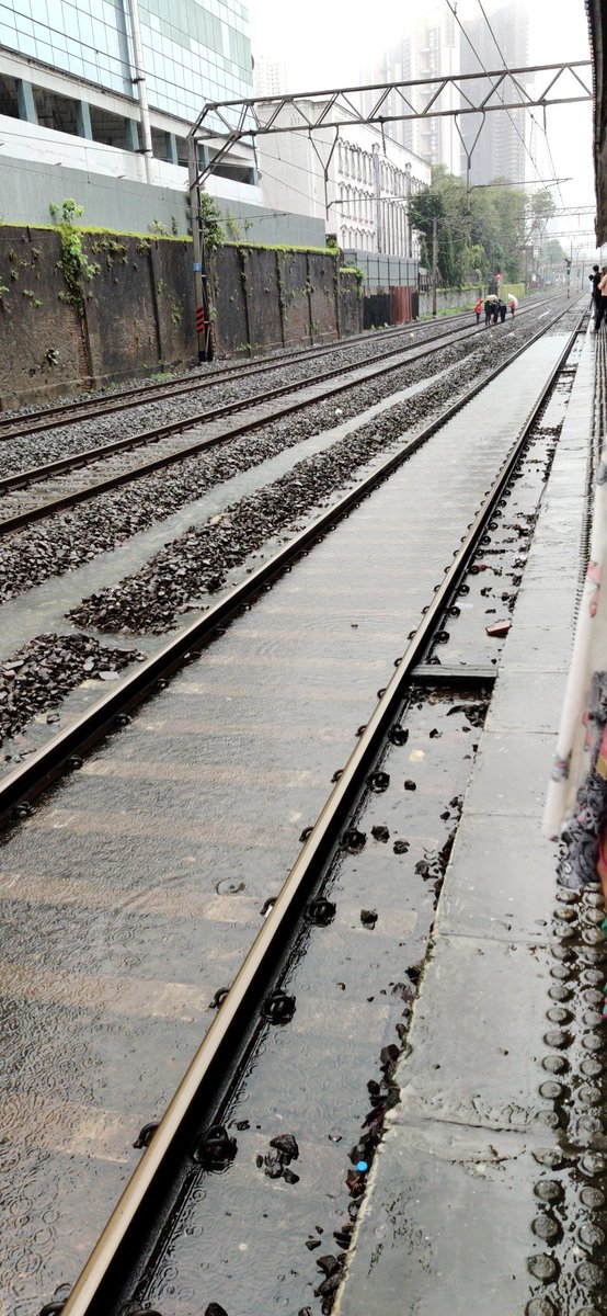 parthg2012's tweet photo. No trains on western line..its been an hour now #MumbaiRains #westernrailway #BMC #MumbaiPolice https://t.co/f3JLK8mEFX