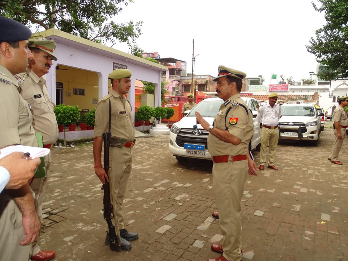 adgzonebareilly's tweet photo. @adgzonebareillyअविनाश चन्द्र द्वारा@amrohapolice के थाना अमरोहा नगर पर पुoअधीo, क्षेत्राधिकारी नगर के साथ मोहर्रम व गणेश चतुर्थी पर्व को सकुशल संपन्न कराने हेतु गोष्टी क��� गई एवं कार्यालय व परिसर का निरीक्षण कर संतरी ड्यूटी पर तैनात पुलिसकर्मी को आवश्यक दिशा निर्देश दिए।@dgpup https://t.co/aOPiqesPL2
