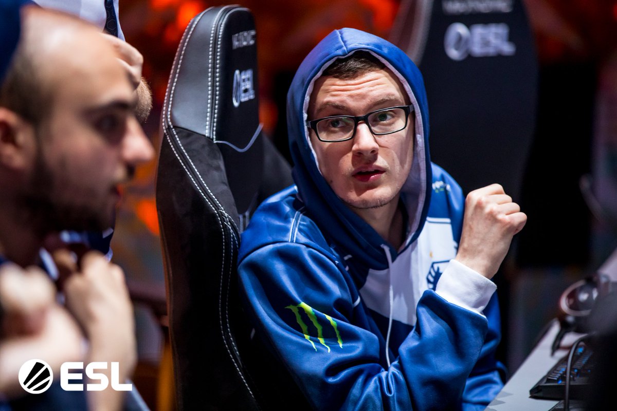 ESLDota2's tweet photo. The top 4 carries in the world right now:
@anadota99, @Liquid_Miracle, @nishadota and Ame!

Who do you think will be strongest going into the next DPC Season? 💪 https://t.co/dLSe6tyDwY