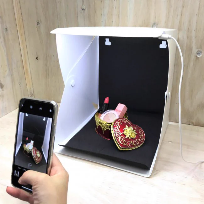 フィギュアやグッズの撮影にぴったり！LEDライト付きの撮影台が話題に！