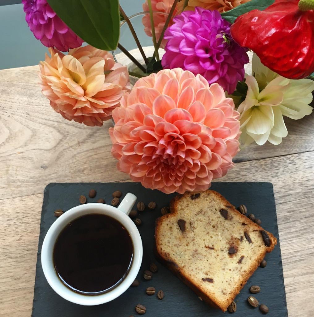 Happy Weds! Come and enjoy a smooth filter coffee and a slice of vegan banana bread to keep you well fed and caffeinated☕️#coffeeshop#carterlanecoffee#vegancake#specialitycoffee