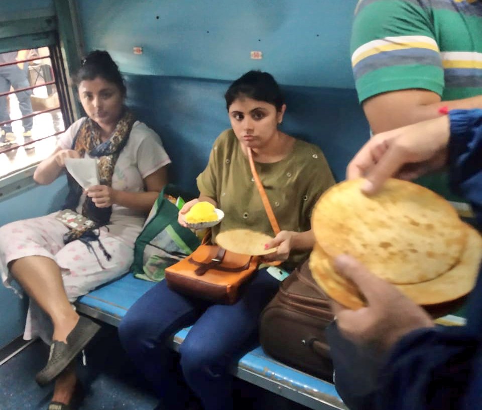 WesternRly's tweet photo. About 150 snacks packets distributed to passengers in Kutch express at Virar by Kutchi Jain Sanstha with shelter arrangement in Sambhavnath Jain Temple, Virar as the train was regulated due to water logging at Nallasopara following very heavy rains. https://t.co/JZst5ZP8oe