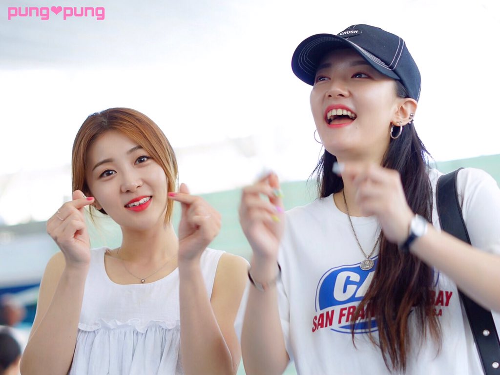 caramellove2012's tweet photo. Pung Deng E 💛💙

2019.08.13
羽田国際空港 お見送り

https://t.co/ckCvGKFZwx

@pung_yellow @pung_gahee @PDE_pungdenge @pungdengejp
#풍뎅이 #プンデンイ #pungdenge 
#kpopgirls #kpopアイドル 
#niceshot #newrelease #新曲 https://t.co/PoXpfvEUEC