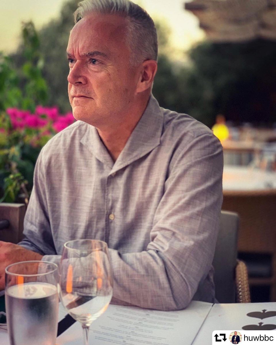 Santillo1970's tweet photo. Thanks to Huw Edwards for this beautiful shot in “Italian Dandy” chambray Radici Patrimonio 1970
#italiandandy #radici #gentleman #italianspeed #passionfordetails #bbc #santilloshirt #huwedwards #detailsmater #connoisseur #exclusivegarments #madeinitaly
#repost @huwbbc https://t.co/itVHZrIvgQ