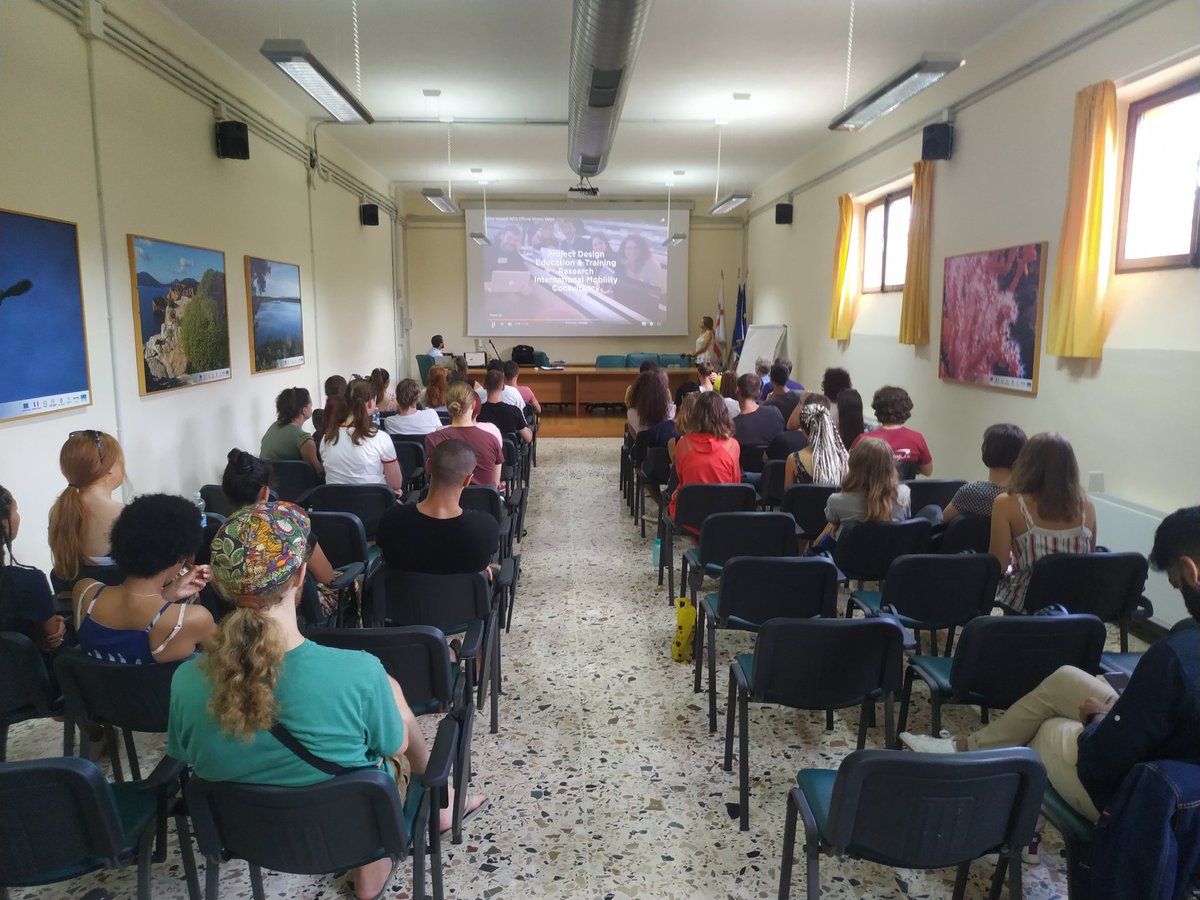 MartinMorientes's tweet photo. Inauguración del proyecto europeo #Entreprenhour, una semana entera hablando sobre emprendimiento, emprendimiento social, storytelling y comunicación organizado por @MineVagantiNGO https://t.co/gFc48Rs6F6