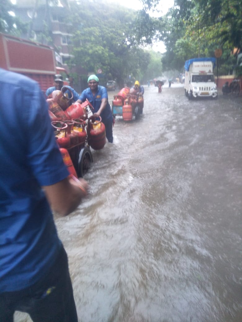 bpclqualitygas's tweet photo. Our Bravehearts on the job against all odds#waterlogging#MumbaiRains#highspirit @bpclqualitygas @kumar4360 @BPCLLPG @VishalKabraBPCL @BPCMumbai @mohitrane_bpcl https://t.co/c4g6DL2r5K