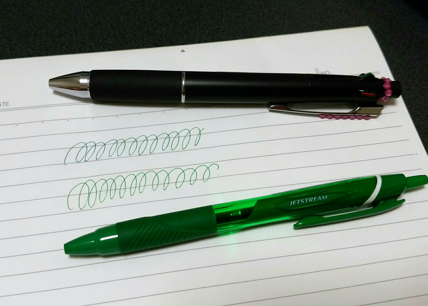 Natsuko Yonetani 三菱のジェットストリーム 複合ペンの緑色が濃くて好きなので 単色の緑 を買ったら 色がちがーう 単色の方は明るいのです 濃い方の単色ボールペンは存在しないってこと ナツコの箱 ジェットストリーム Jetstream 三菱鉛筆