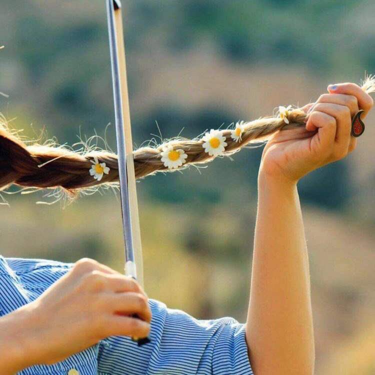 لحني لشعركِ الطويل فإن عزفتي لهُ يزداد 🎻💜!