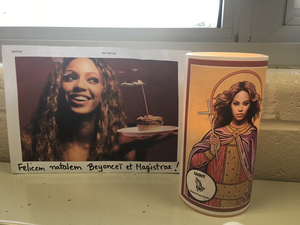 FHSLatin's tweet photo. Felicem mihi natalem (et Beyoncéi)! Discipula mea hanc candelam fecit et mane mihi dedit! Gratias, Katie!
Happy birthday to me and Beyoncé! My student made this candle and gave it to me this morning. Thanks, Katie!!! https://t.co/2OzUfwGg66