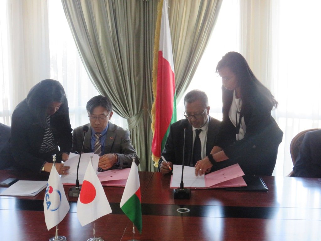 HRahaingo's tweet photo. #Jica #TaToM - 2 milliards 600 millions de Yens japonais, montant du don de la #Jica pour la réhabilitation des ponts de Mangoro et Antsapazana sur la RN2. Élargissement du pont en 2 voies, plus voies piétonnes sur les deux côtés et renforcement des équipements de sécurité. https://t.co/5ZIfGBj2LA
