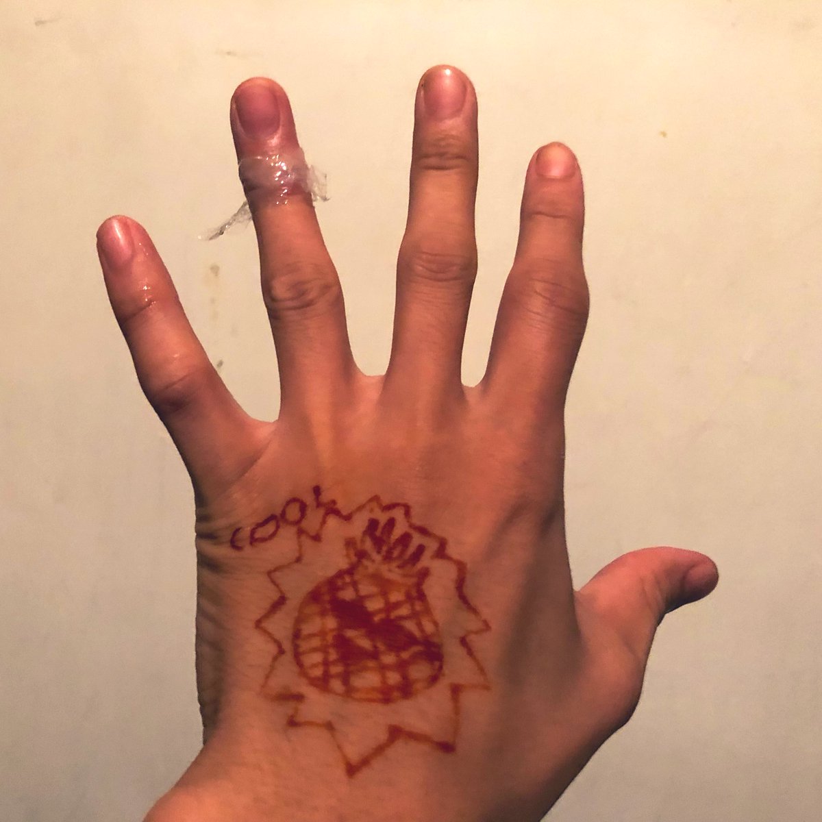 Fjck わたしの国では御馴染みよ って人生初のタトゥーを入れてもらう ヘナだけど モチーフも言葉も任せた 突然切れた 薬指 脱臼して曲がらない人差し指 パインのタトゥー これは