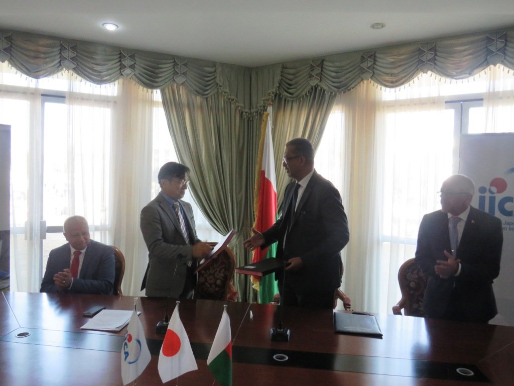 MATP_GOV_MG's tweet photo. #Jica #TaToM - 2 milliards 600 millions de Yens japonais, montant du don de la #Jica pour la réhabilitation des ponts de Mangoro et Antsapazana sur la RN2. Élargissement du pont en 2 voies, plus voies piétonnes sur les deux côtés et renforcement des équipements de sécurité. https://t.co/1OhWvE5YBf