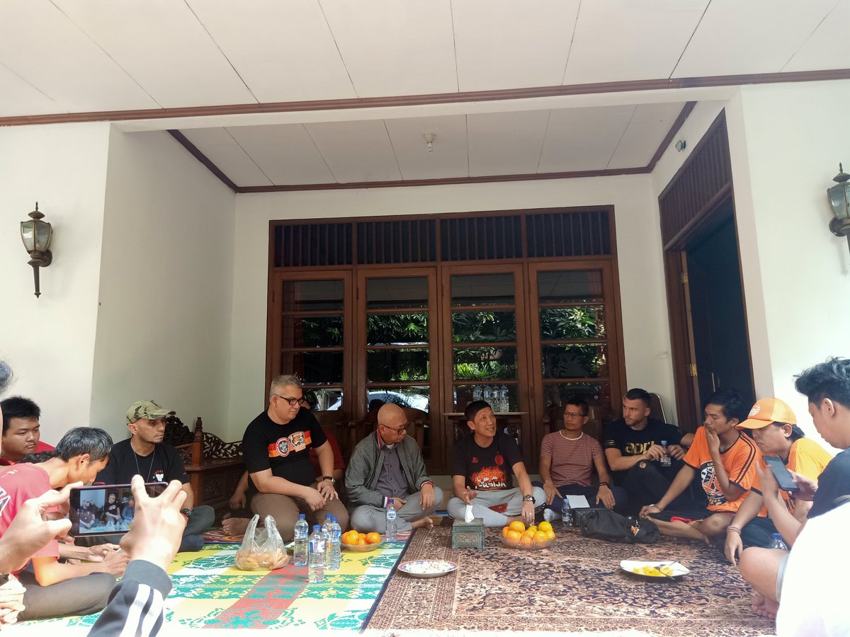 BangorTimoer's tweet photo. Terimakasih untuk jajaran management @persijajkt ,pengurus pusat The Jakmania @infokomjakmania dan Korwil @jakmaniaxmalank yg sudah menyempatkan waktu untuk menjenguk anggota kami Sdr. Romi. Smga cpat kmbli beraktivitas sprti biasa ttap smngat pantang menyerah mendukung Persija🙏 https://t.co/FAWkeoPRnQ
