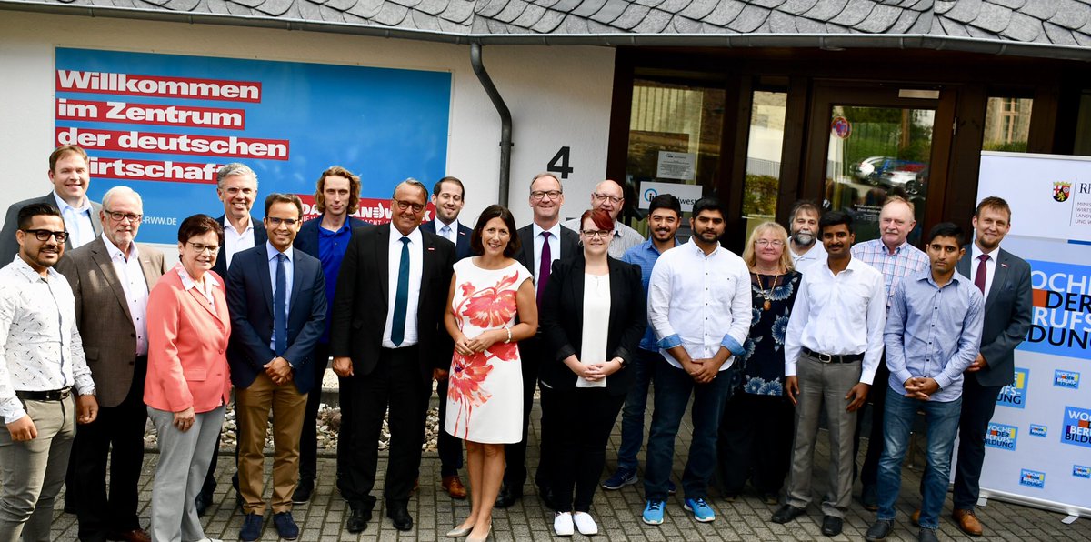 DachdeckerRLP's tweet photo. Woche der beruflichen Bildung: Heute fand in der KHS Montabaur mit Staatssekretärin Daniela Schmitt ein Gespräch zum Thema „Handwerkliche Ausbildung als Integrationschance“ statt. Dachdeckermeister Kai Walenta berichtete über Erfahrungen mit Flüchtlingen im eigenen Betrieb. https://t.co/SOfxPB6QDH