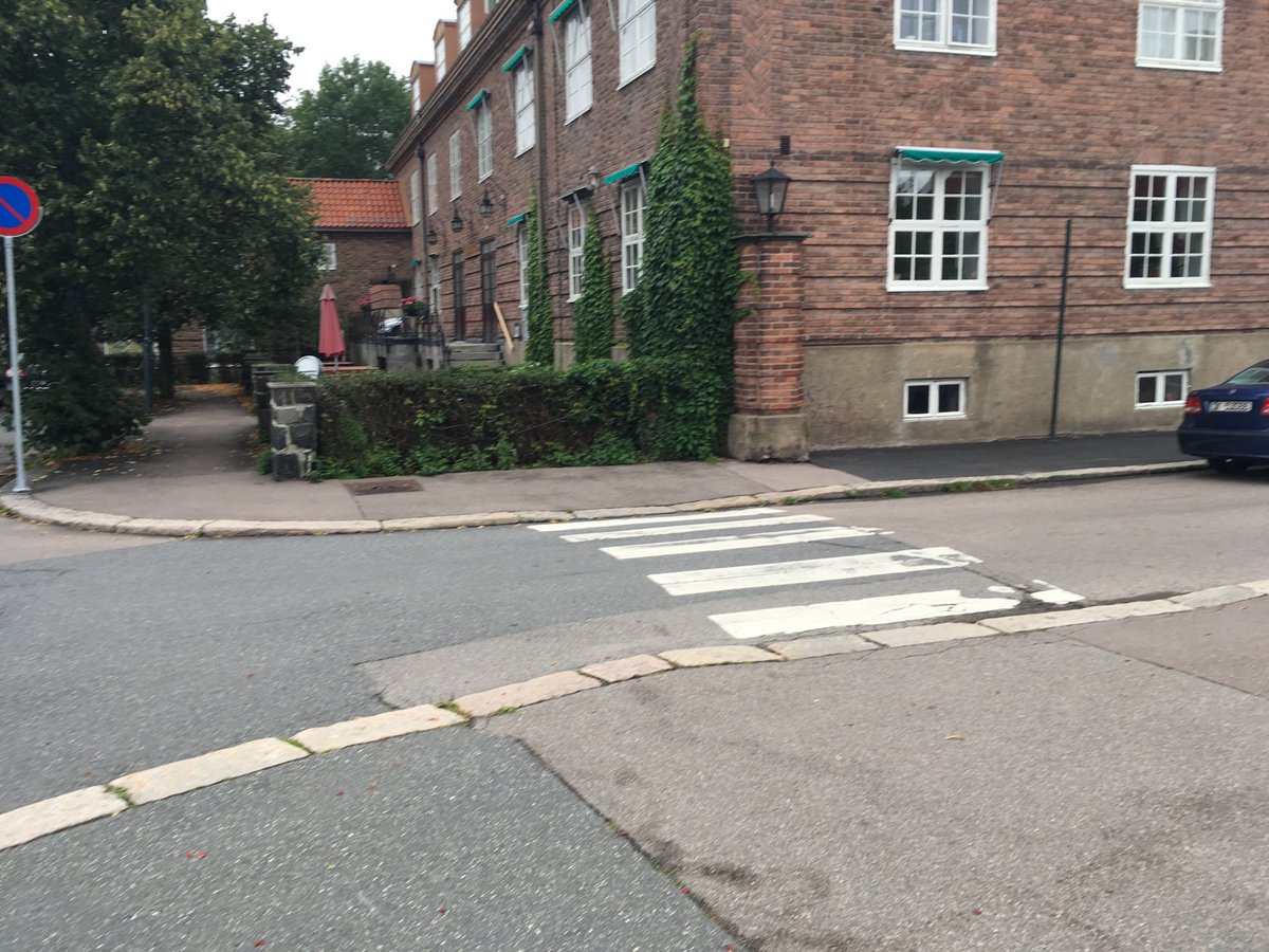 LorraineFitzsim's tweet photo. Asked what 1 thing could make Dublin more walkable in 3mths?
A: paint #oslo style pedestrian priority on every junction

#inspired

While presenting my @EPAIreland #walkability research at @TOIforsk Oslo on my @WeAreTUDublin RAP funded short sabbatical from @CivEng_TUDublin https://t.co/Qfpdeo8vWm