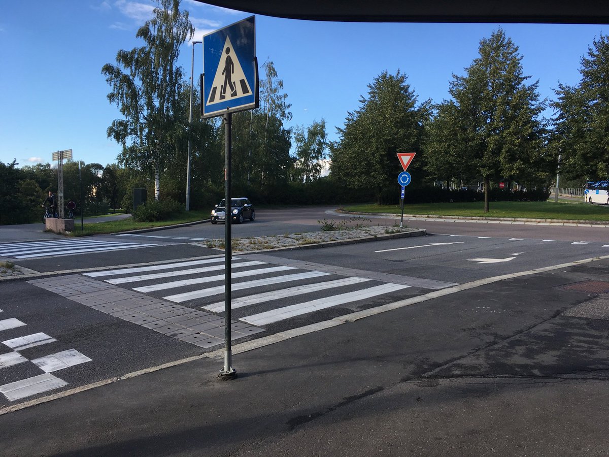 LorraineFitzsim's tweet photo. Asked what 1 thing could make Dublin more walkable in 3mths?
A: paint #oslo style pedestrian priority on every junction

#inspired

While presenting my @EPAIreland #walkability research at @TOIforsk Oslo on my @WeAreTUDublin RAP funded short sabbatical from @CivEng_TUDublin https://t.co/Qfpdeo8vWm