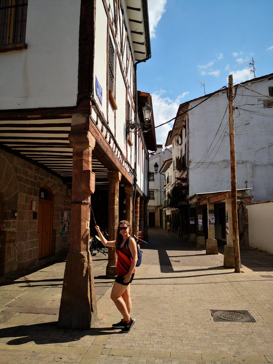 mapaymochila_'s tweet photo. Con sus casas tradicionales, sus plazuelas porticadas, su iglesia palaciega y su maravilloso paisaje montañoso no nos extraña que Ezcaray sea la "Primera villa turística de La Rioja"😍. ¿Conoces esta perla en la parte alta del valle del río Oja? #mapaymochiLaRioja #LaRiojaApetece https://t.co/r8U1Z2E35m