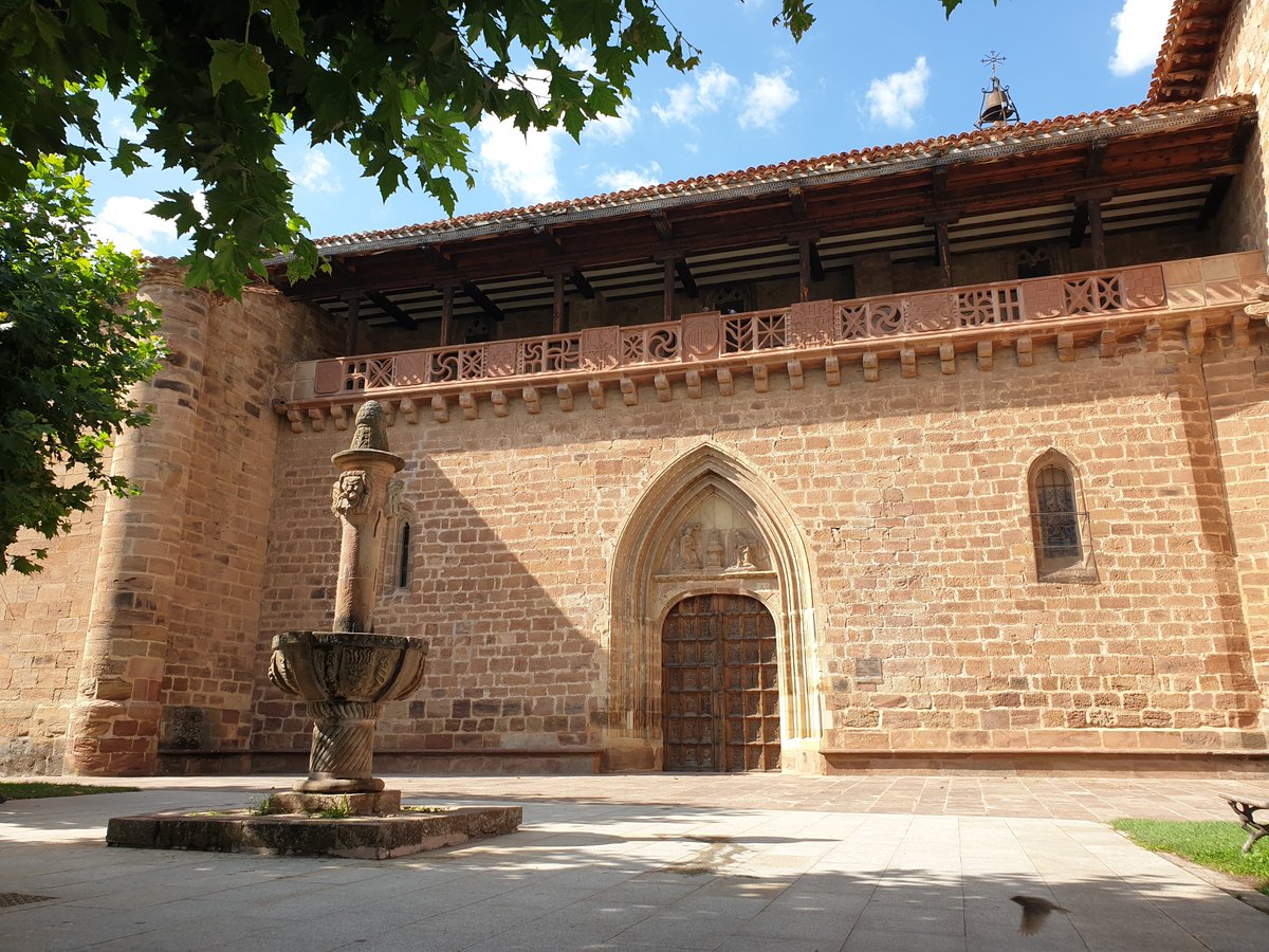 mapaymochila_'s tweet photo. Con sus casas tradicionales, sus plazuelas porticadas, su iglesia palaciega y su maravilloso paisaje montañoso no nos extraña que Ezcaray sea la "Primera villa turística de La Rioja"😍. ¿Conoces esta perla en la parte alta del valle del río Oja? #mapaymochiLaRioja #LaRiojaApetece https://t.co/r8U1Z2E35m