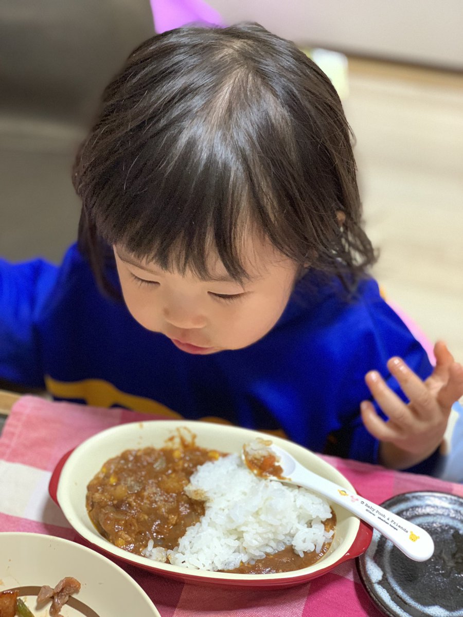 小林ともゆき 一歳最後のお食事は 嫁様特製カレー 訝しんだり熱がったり泣いたり気に入ったりがっついたりとせわしない ちちに似て 程よく情緒不安定なおつぶちゃん さよなら一歳 二歳もよろしくね W