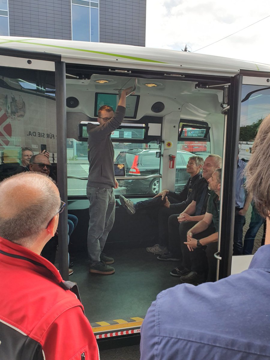 Wir warten auf #Hubi, den #autonomen #Shuttle  der Stadtwerke Osnabrück. Unsere #Fahrlehrer*innen dürfen testen. Da kommt er 😀
@stadtwerke_os #BKrFQG <a href="/VDVAkademie/">VDV-Akademie</a> <a href="/VDV_Verband/">VDV</a>
