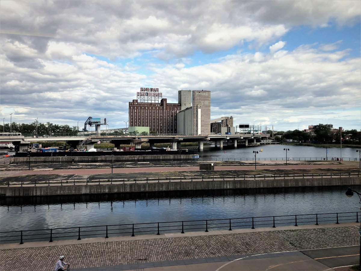 laventureduquai's tweet photo. - A train with a view - 
Allez, hop, hop, Germain (personnage de mon récit) est #dansletrain 🚊en route vers #Montréal 🇨🇦 et il nous partage ces superbes vues 😍 
avec même la thématique du #surlequai 
version aquatique 💦
#trainwithaview #trainwithview #train https://t.co/Kvdpv5jHMo