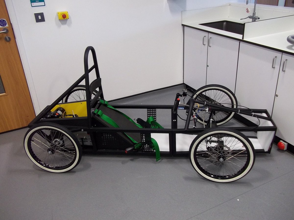 DrLofty's tweet photo. A UTC Engineering Department without students is just a mildly-interesting museum. But when full of young minds it can change the world. I'm looking forward to greeting our new year 10s at @utcreading today! #stem #utcreading #engineering https://t.co/8LGi804iVm