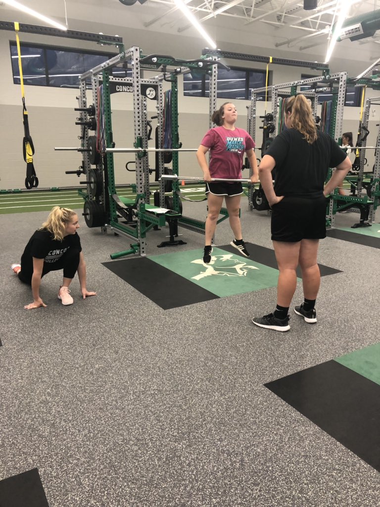 chupp_kelly's tweet photo. Caught these girls working hard at zero hour this am. 💚💚 Thanks Coach Murphy! #freepersonaltraining 💪🏻 https://t.co/iZO1OZado0