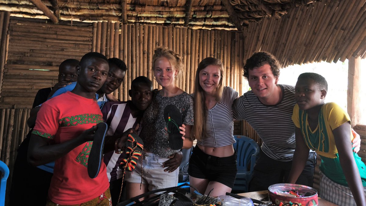 Onze <a href="/FAIRTRADE/">Fairtrade Intl</a> Reporter ging op zoek naar de impact van jouw geld op reis! Ze vond antwoorden bij de Entwiga Community in Fort Portal! Het verhaal achter deze foto? Kom naar de première in #Brussel! Gratis maar wel even registreren: eventbrite.be/e/fair-trade-r…