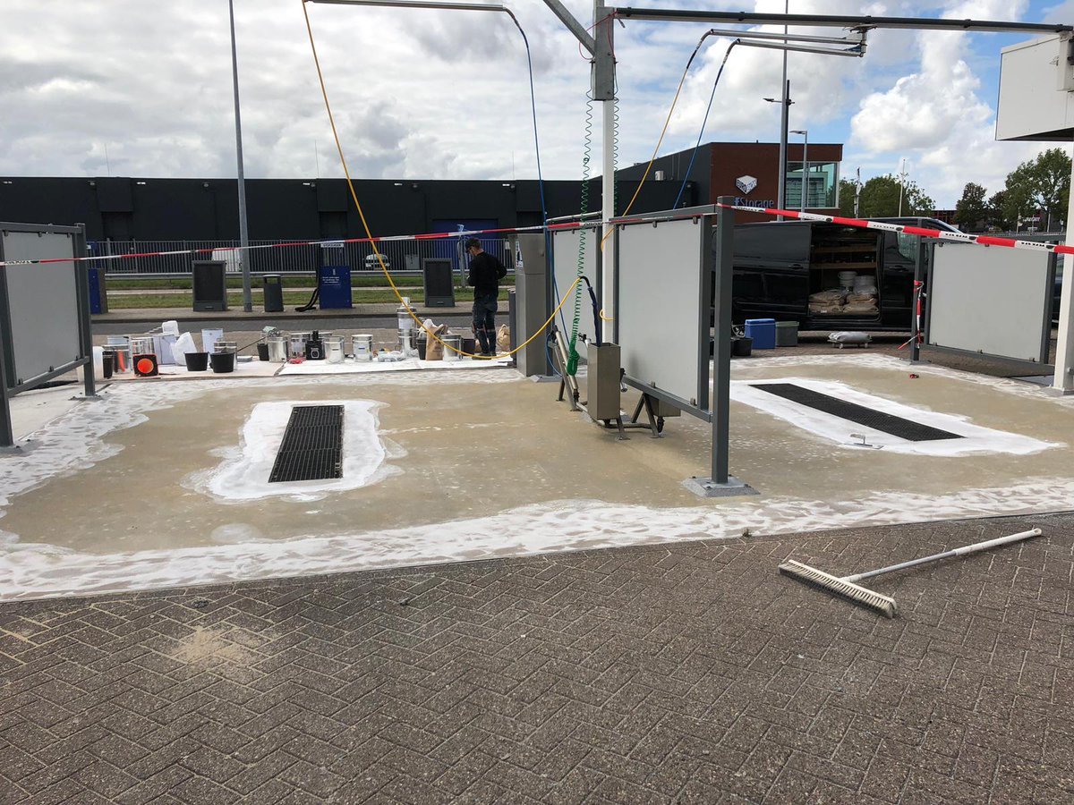 MesaCoatings's tweet photo. Bij Shell in Hoofddorp is er hard gewerkt om 4 wasboxen te voorzien van een nieuwe antislip coatingvloer. Zij voldoen nu aan de milieueisen én zijn daarbij ook nog eens duurzaam bezig. #wasbox #MesaFast #duurzaam #antislip https://t.co/JStKyB3QJN