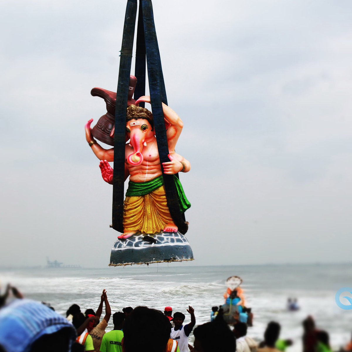 Peculiar_offl's tweet photo. Ganesha is almost ready to be immersed in the sea! 🌊📸 #GaneshChaturthi #ganesh #VinayagarChaturthi #vinayagar #chennai #sea #evening #beach #beautiful #photographer #canon #dslr #peculiarphotography #TamilNadu https://t.co/et9okHsFNV