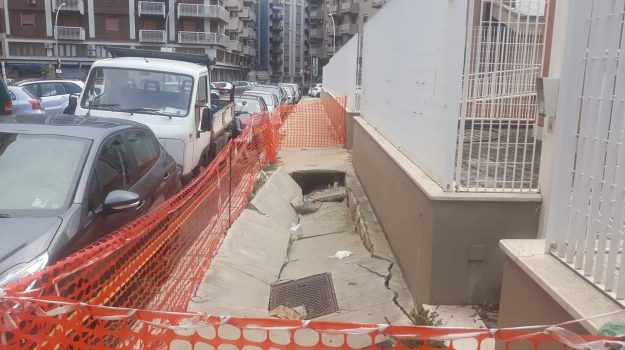 GDS_it's tweet image. Crolla #marciapiede davanti ad una scuola, da un anno disagi in via #Bernabei a Palermo palermo.gds.it/foto/cronaca/2…