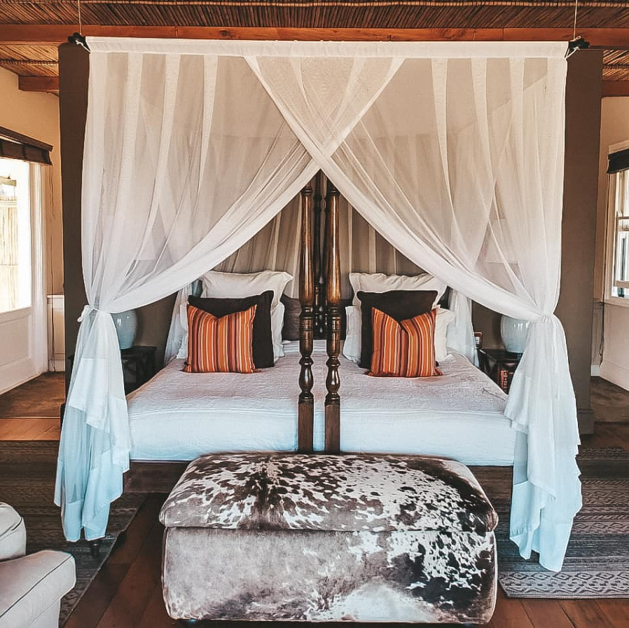 SamaraKaroo's tweet photo. What a pleasure to return home after a long day of wildlife-spotting and wilderness-exploring, only to sink into our Karoo Suite's inviting four poster bed. | #SamaraKaroo #SafariForTheSoul #ItsTheLittleThings #KarooStyle | 📷: @shaneyvije https://t.co/xzXQSk6yAT