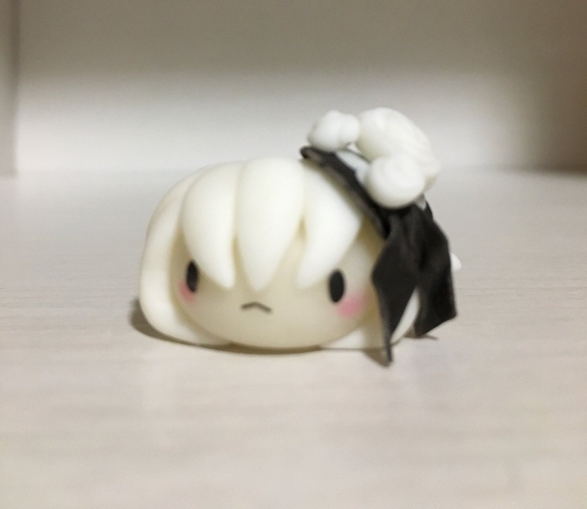 Bombhamster's tweet photo. #グリムノーツ  
モチ白薔薇人形！！仕事前に急いで写真撮ったから、ボケちゃってる(*ﾟ▽ﾟ*)
リボン？の具合が最高！かわいいなぁ
いつか、紅薔薇ちゃんも！ https://t.co/ZURECpJ828