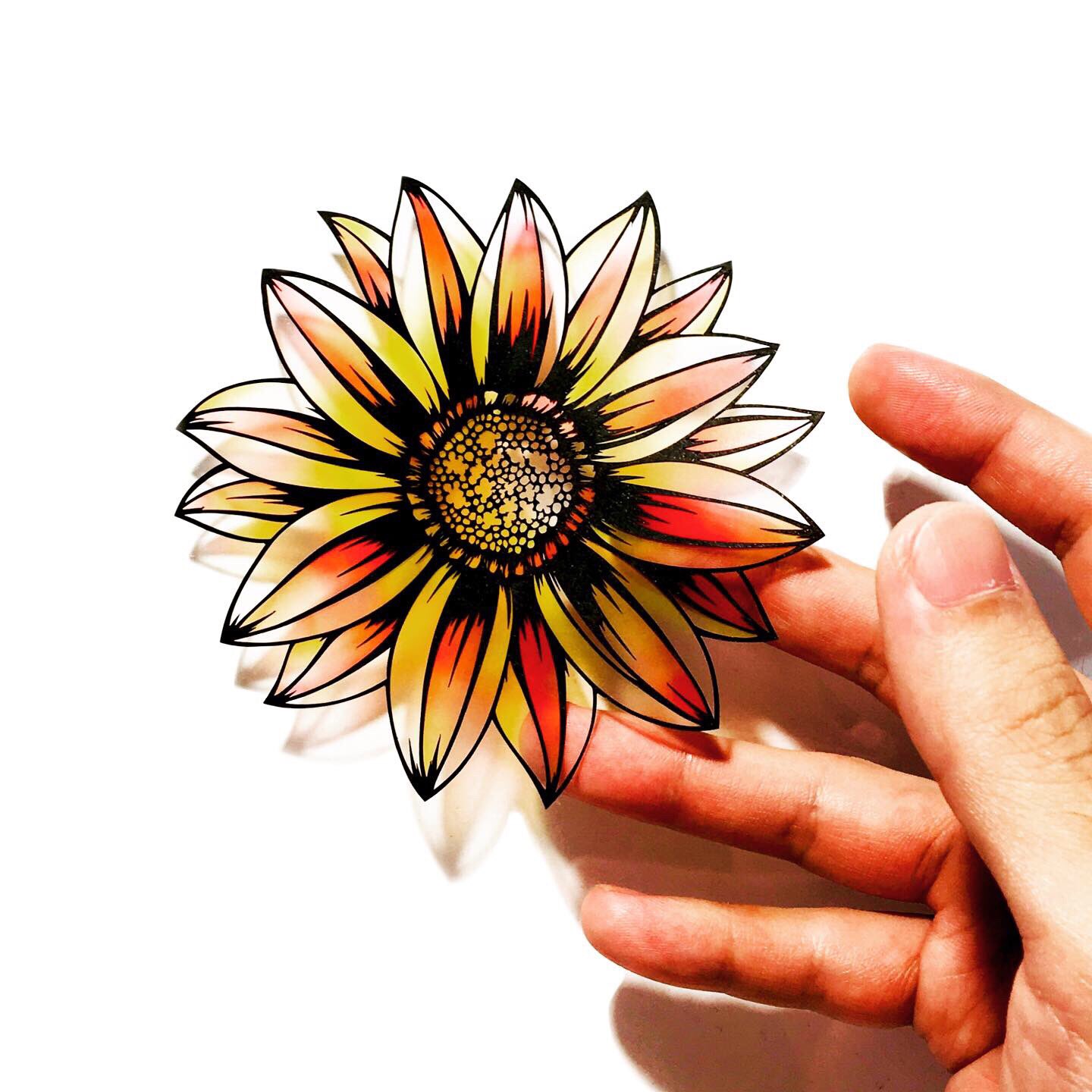 切り絵作家jun ガザニア 花言葉 きらびやか 華やかで輝かしい姿から英名で トレジャーフラワー とも言われる花言葉を持つ花 作品を力強いタッチで仕上げ太陽の光を浴び染まったかのような鮮やかな色彩にし色によるコントラストを強めた切り絵に致しました