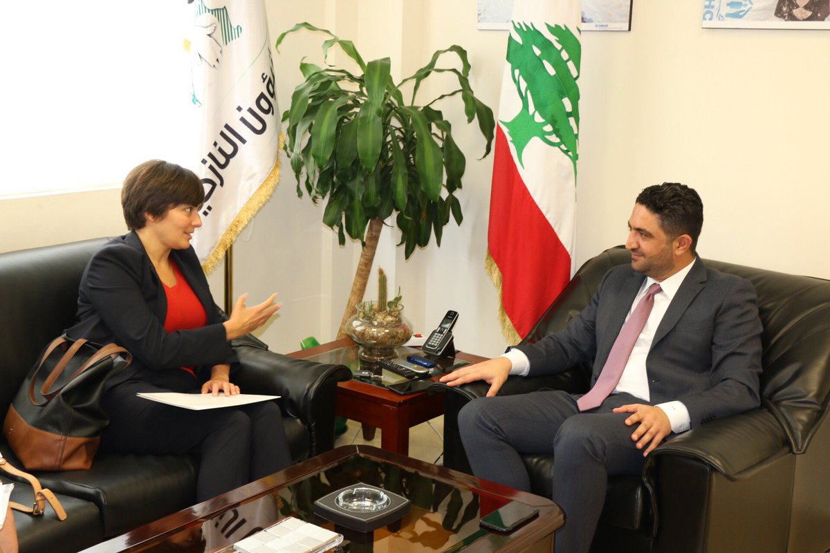 MOSDALEB's tweet photo. وزير الدولة لشؤون النازحين #صالح_الغريب بحث في مقرّ الوزارة مع السفيرة الكندية في لبنان إيمانويل لامورو ملف النازحين السوريين، ومساهمة ومبادرات كندا الإنسانية في هذا المجال. https://t.co/lR6Iu5Whgp
