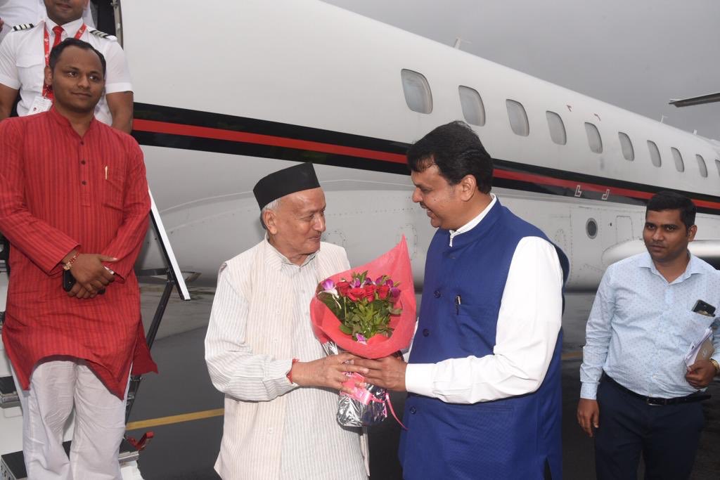 CMOMaharashtra's tweet photo. Maharashtra Governor designate Hon Bhagat Singh Koshyari reaches Mumbai &amp; CM @Dev_Fadnavis welcomes at Mumbai Airport.
महाराष्ट्राचे नवनियुक्त राज्यपाल भगत सिंह कोश्यारी यांचे मुंबई येथे आगमन झाले. मुख्यमंत्री श्री देवेंद्र फडणवीस यांनी त्यांचे पुष्पगुच्छ देऊन स्वागत केले. https://t.co/0I37oDLQQ6