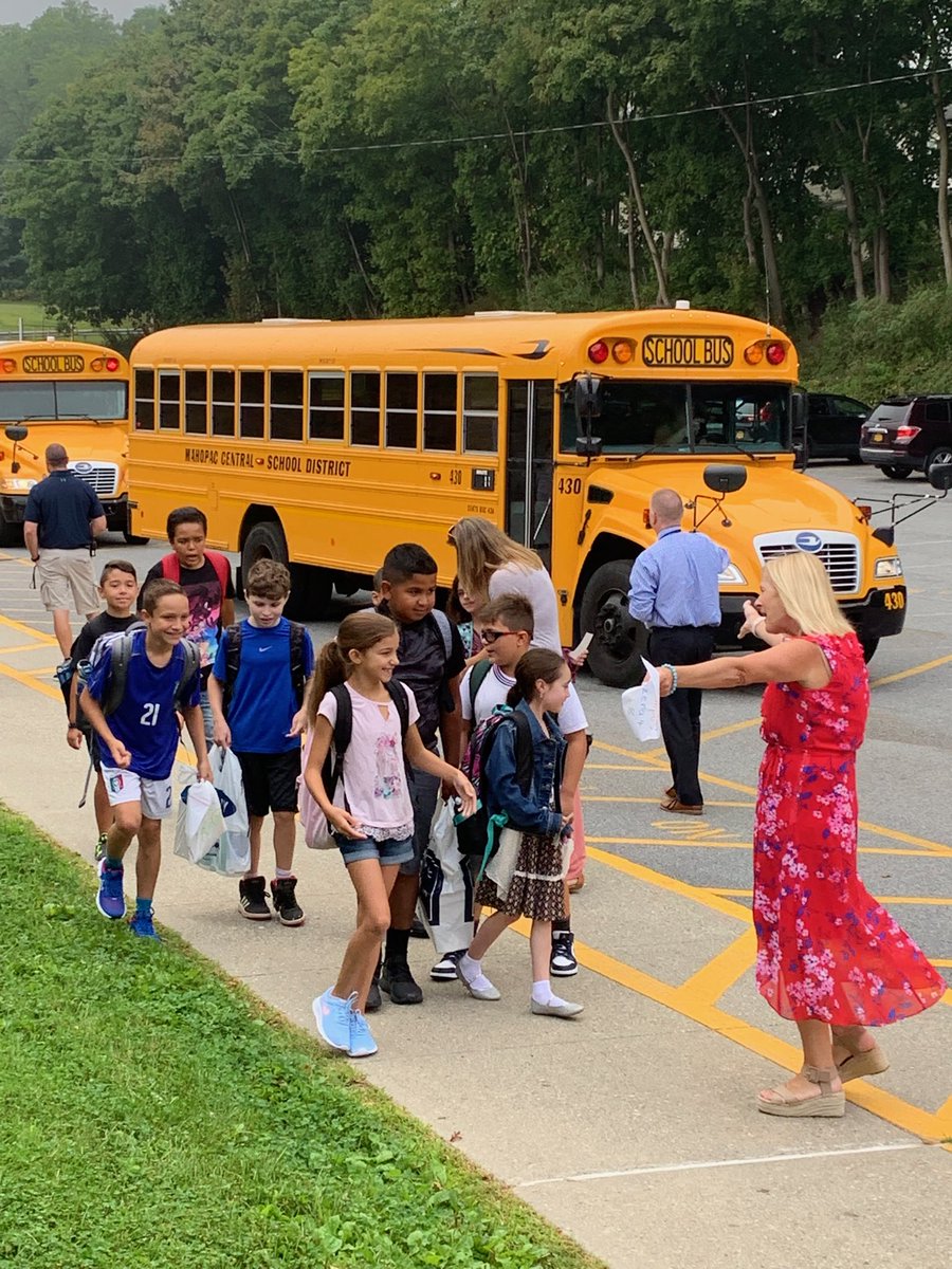 MahopacSchools's tweet photo. Lakeview is off to a super #FirstDayOfSchool @bulldogslv @BlessingMahopac https://t.co/UlEDOJgG6S