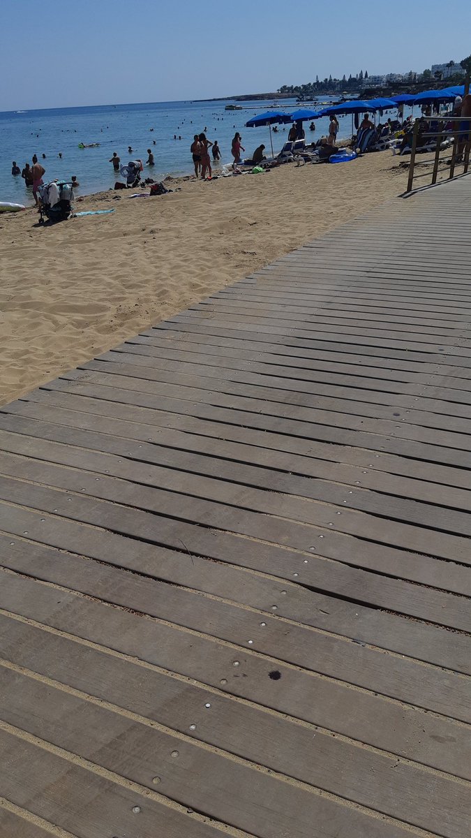 الشواطئ  المحمية و المفتوحة لكل الناس مع حرية التنقل و الانتفاع  في قبرص ...اما في لبنان فاحتلال و مخالفات و وضع اليد على الأملاك العامة من الشمال إلى الجنوب ...ليس الامر مجرد فرض رسوم بل إزالة كاملة لانه حق للمواطنين