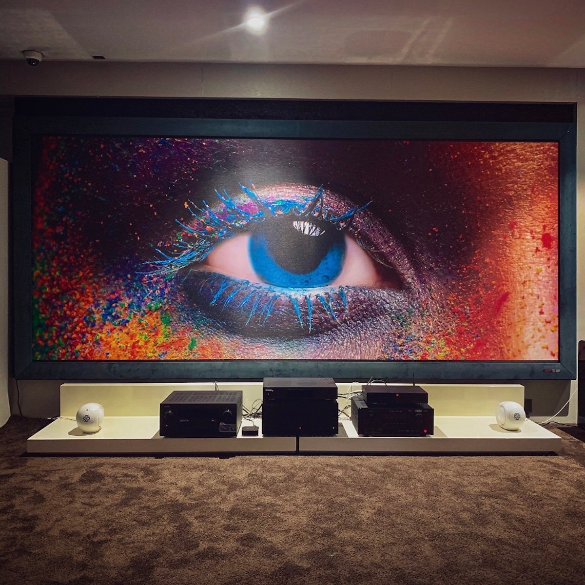The screen for the movie-enthusiast 🎬
This awesome setup is available to experience at our one-of-a-kind showroom and it is an absolute treat for the eyes 😍 Drop by to experience the latest generation of audio and video technology 🤩
#THX #4K #UHD #homecinema #homeautomation