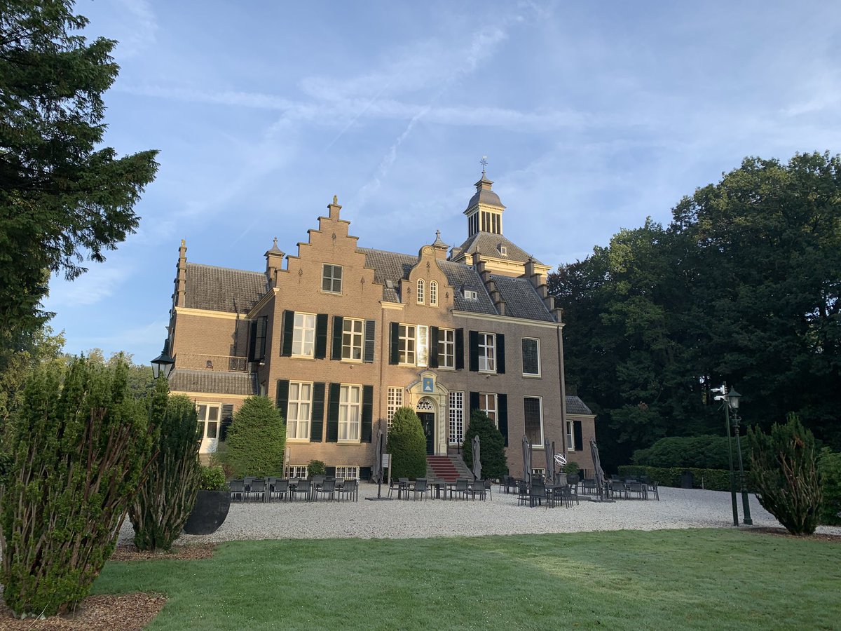 KimDaelmans's tweet photo. In dit prachtige kasteeltje mocht ik met een fijne groep mensen 2 dagen op #Summercamp #storytelling. Deze tool biedt veel mogelijkheden als je het goed inzet. Terecht dat steeds vaker andere termen gebruikt worden zoals #storypower (goed boek overigens!) https://t.co/y9Qe47CDi4